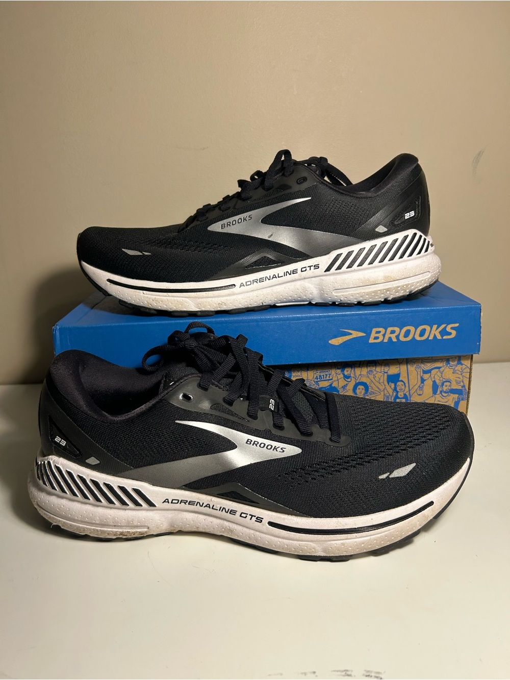 Brooks- athletic shoes, black white, 11 men sw